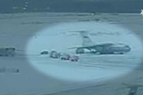 Nga công bố video tù binh Ukraine được đưa lên máy bay Il-76