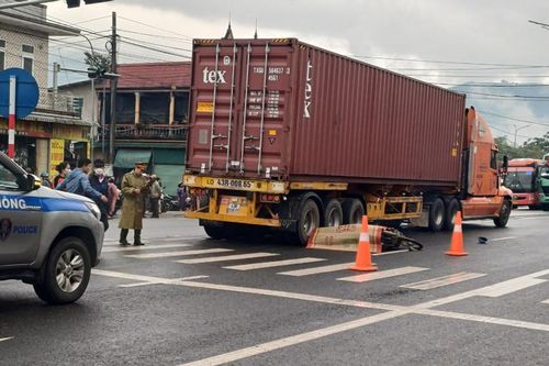 Va chạm với xe container trên đường đi chợ, 2 vợ chồng thương vong