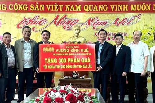 Trao 300 suất quà Tết của Chủ tịch Quốc hội tặng nhân dân các dân tộc tỉnh Đắk Lắk