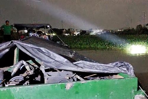 Bắt quả tang 3 đối tượng khai thác cát trái phép trên sông Hậu