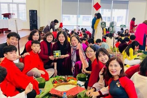 Học sinh Hà Nội gói hàng nghìn bánh chưng tặng trẻ em nghèo