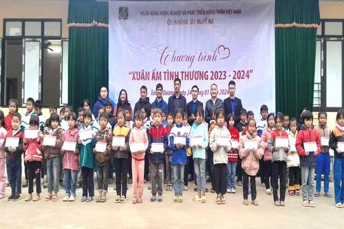 Ấm áp những món quà dành cho đồng bào nghèo đón Tết