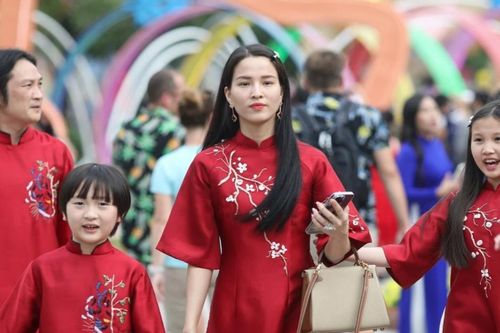 Mỗi năm Tết đến, khách ghé mua tạp hóa cũng hỏi 'bao giờ lấy chồng'