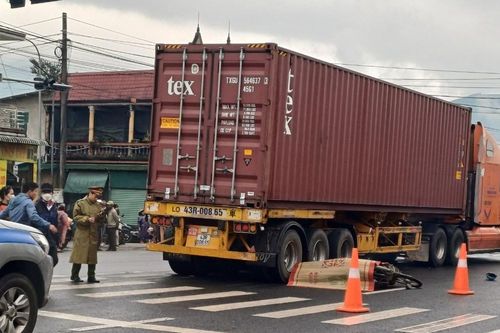 Va chạm với xe container trên đường đi chợ, 2 vợ chồng ở Huế thương vong