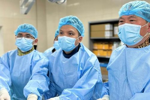 Bác sĩ Việt thực hiện ca can thiệp tim đặc biệt, chia sẻ trực tiếp đến Singapore