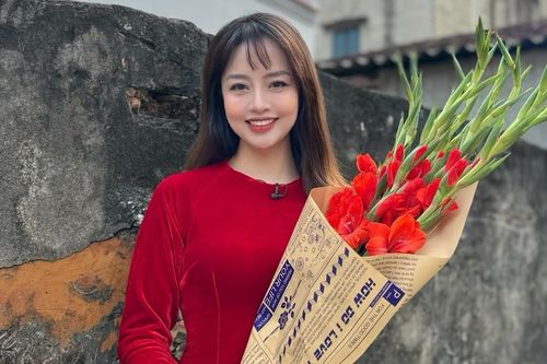MC Minh Hằng VTV mặc áo dài đỏ ghi hình dưới cái lạnh 8 độ C