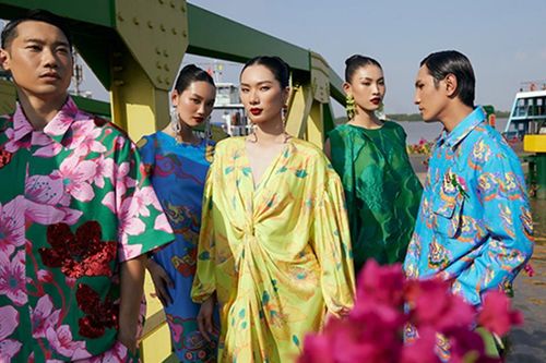 Họa tiết hoa mai, hoa đào và rồng trên váy áo rực rỡ