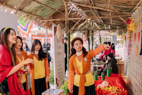 Sinh viên tham gia hội làng, đón Tết Nguyên đán sớm