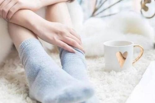 Vì sao phải giữ ấm bàn chân, đi tất thế nào cho đúng?