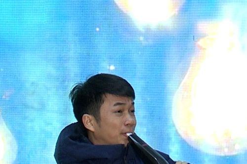 Mão Mèo thể hiện ca khúc Qua cơn mê bằng sáo điện tử tại Báo Nghệ An