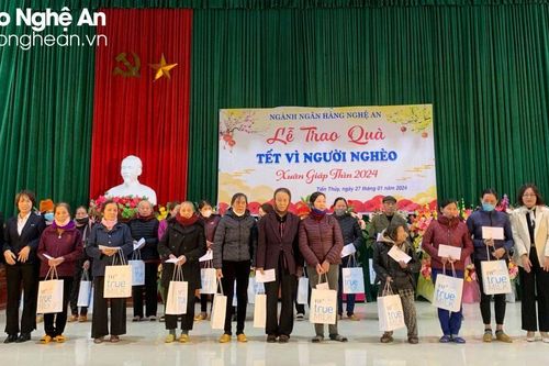 Ngành ngân hàng Nghệ An trao quà, giúp đỡ người nghèo đón Tết