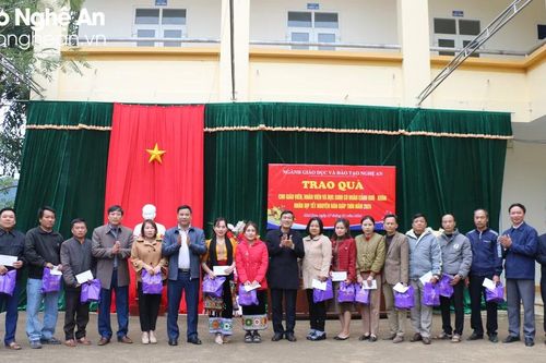 Ngành giáo dục Nghệ An đưa Tết sớm đến với giáo viên và học sinh vùng khó