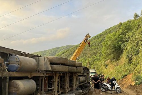 Bình Định: Xe đầu kéo bị lật ngang, ách tắc giao thông kéo dài trên đèo An Khê