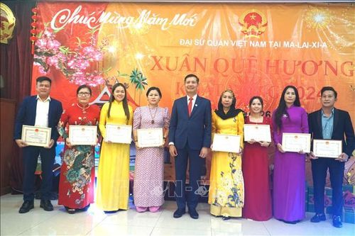 Tết sum vầy gắn kết yêu thương