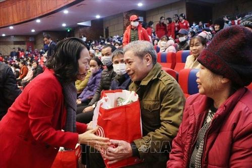 Mang cái Tết ấm áp đến với gia đình chính sách, người khó khăn