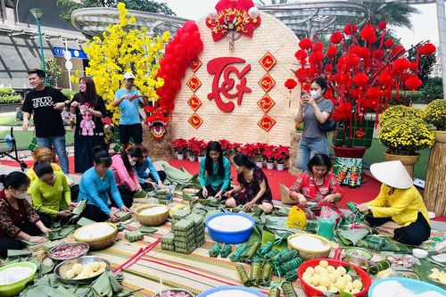 Người dân chung cư TP Hồ Chí Minh rộn ràng gói bánh chưng đón Tết sớm