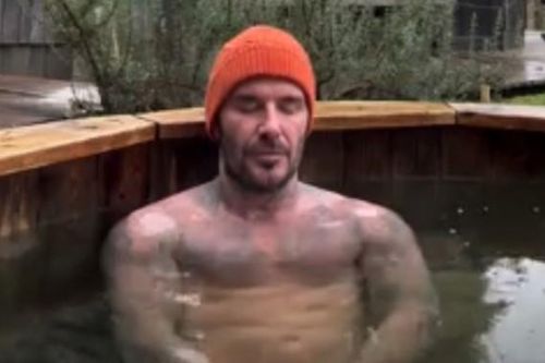 David Beckham thực hiện liệu pháp chăm sóc cơ thể đặc biệt tại căn hộ 380 tỷ, bà xã có bình luận đáng chú ý