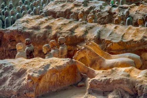 Đang đào cát ven sông, người dân phát hiện tảng đá có khắc chữ, một chi tiết cho thấy liên quan đến Tần Thủy Hoàng
