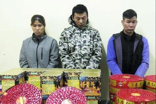 Bắt giữ 3 đối tượng tổ chức vận chuyển pháo về Việt Nam