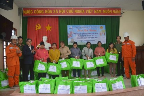 PC Bình Định: Thăm và tặng quà tết cho đồng bào H'rê ở huyện An Lão