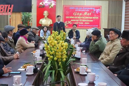Hậu Lộc: Gặp mặt nguyên lãnh đạo huyện qua các thời kỳ nhân dịp Tết Nguyên đán