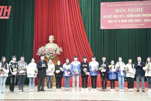 Như Xuân: Khen thưởng giáo viên, học sinh có thành tích trong kỳ thi học sinh giỏi cấp tỉnh năm học 2023-2024