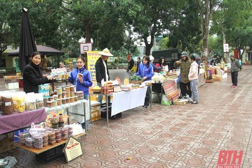 Ấm áp phiên chợ từ thiện 'Điểm hẹn mùa xuân'