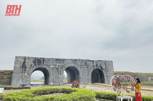 Chuyện ghi bên Thành Nhà Hồ
