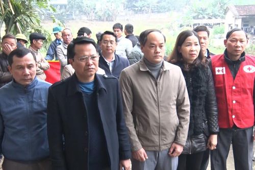 Lãnh đạo huyện Như Xuân thăm hỏi, hỗ trợ gia đình nạn nhân bị tai nạn giao thông