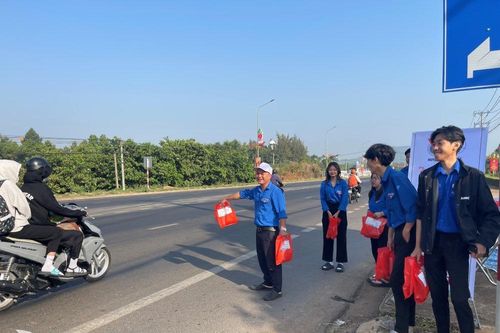 Ra quân tiếp sức người lao động về quê đón Tết