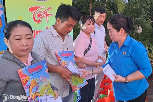 Nhiều chương trình 'Tết sum vầy - Xuân chia sẻ' chăm lo cho công nhân lao động