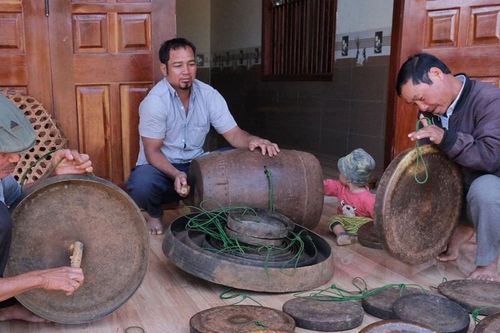 Ông Siu Yát nặng lòng với cồng chiêng