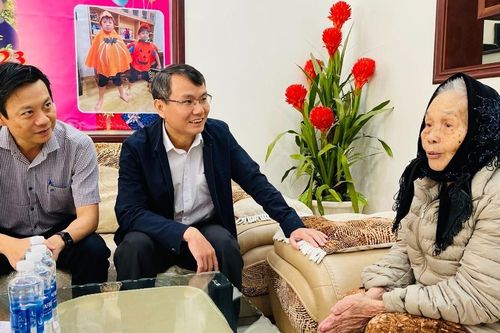 Bí thư Thành ủy Pleiku Trịnh Duy Thuân thăm, chúc Tết các Mẹ Việt Nam Anh hùng