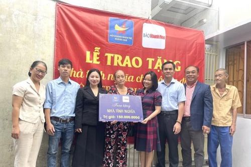 Bàn giao nhà tình nghĩa cho gia đình ông Trần Quốc Thanh ở phường Phương Sài