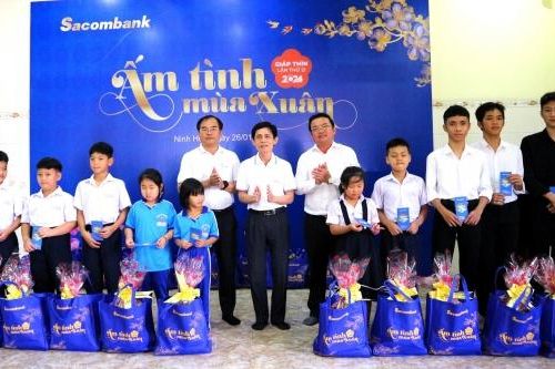 Ngân hàng TMCP Sài Gòn Thương Tín (Sacombank) - Chi nhánh Ninh Hòa: Tặng 150 suất quà cho người nghèo, gia đình khó khăn, trẻ em cơ nhỡ