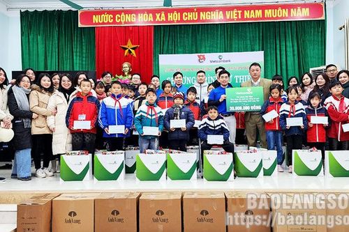 Tặng 25 suất quà cho các em học sinh tại chương trình từ thiện 'Tết ấm cho em năm 2024' tại huyện Hữu Lũng