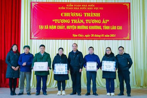 Trao quà Tết cho 80 gia đình có hoàn cảnh khó khăn xã Nậm Chảy