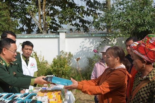 Ấm áp chương trình 'Xuân biên phòng ấm lòng dân bản'