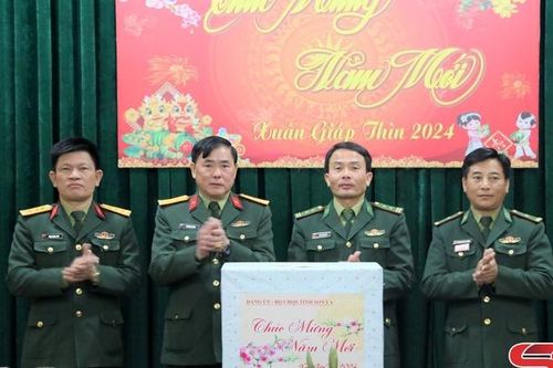 Đồng chí Chỉ huy trưởng Bộ CHQS tỉnh thăm, chúc tết tại huyện Sốp Cộp