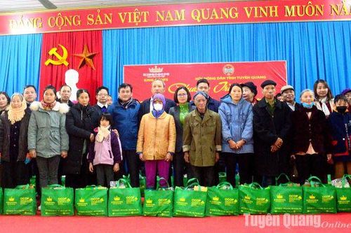 Gần 80 suất quà trao tặng nông dân nghèo