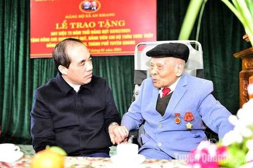 Đồng chí Bí thư Tỉnh ủy Chẩu Văn Lâm trao Huy hiệu 75 năm tuổi Đảng và thăm, chúc Tết người cao tuổi trên địa bàn thành phố Tuyên Quang