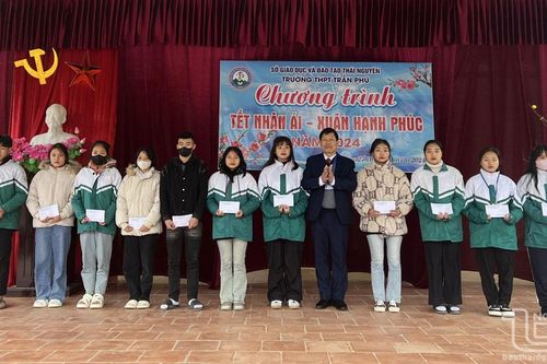 Trường THPT Trần Phú trao quà cho học sinh có hoàn cảnh khó khăn
