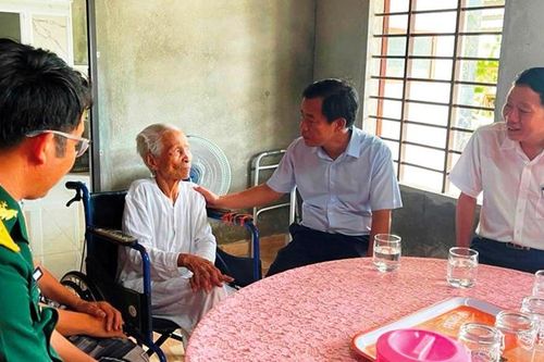 Chăm lo tết cho gia đình chính sách, hộ nghèo