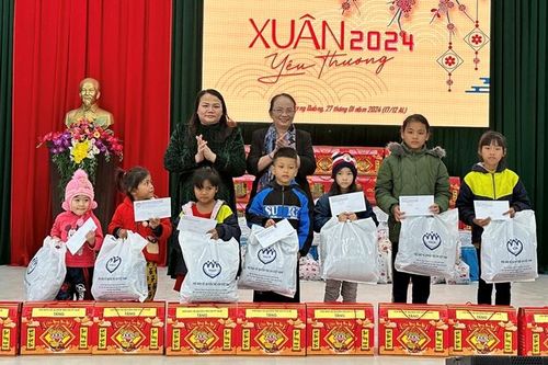 'Xuân yêu thương' đến với trẻ em vùng cao