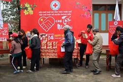 'Chợ tết nhân ái' đến với người nghèo ở Phong Điền