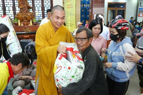 Hội Từ thiện chùa Tường Nguyên trao 300 phần quà Tết đến những hộ nghèo tại Q.4 (TP.HCM)