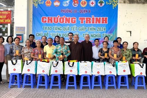 Phật giáo Q.8 tặng quà Tết đến người nghèo tại P.8 và P.10