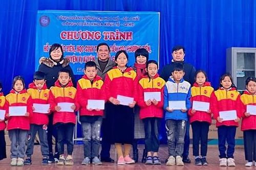 Hội Khuyến học tỉnh Hà Giang trao hơn 90 triệu đồng quà Tết tặng học sinh huyện Vị Xuyên