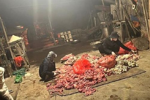 Hà Nội: Phát hiện 4 tấn mỡ nước và tóp mỡ không rõ nguồn gốc xuất xứ chuẩn bị xuất bán