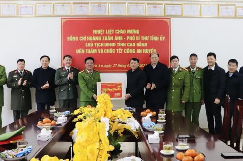 Chủ tịch UBND tỉnh Hoàng Xuân Ánh tặng quà Tết các đơn vị lực lượng vũ trang huyện Thạch An